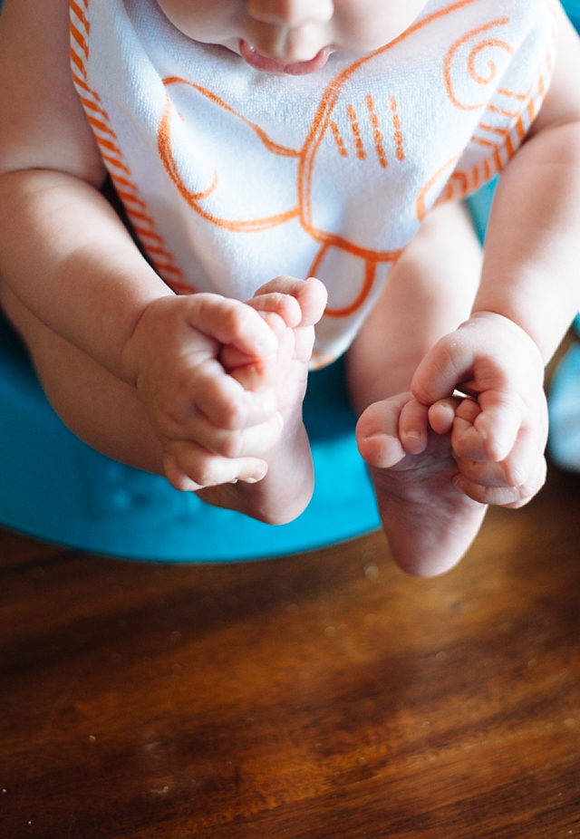 anchorage family photographer captures baby's toes